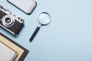 Turizm, seyahat kavramı. Ofis resepsiyon masası not defteri, kamera ve malzemeleri ile. Üstten Görünüm. Metin için yer kopyalayın.