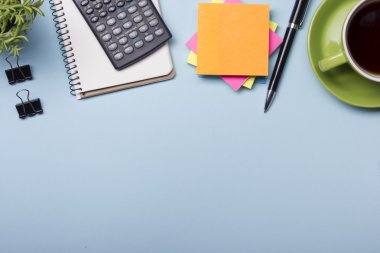 Ofis Masaları temini ve kahve Kupası ile. Yukarıdan görüntüleyin. Metin için yer kopyalayın