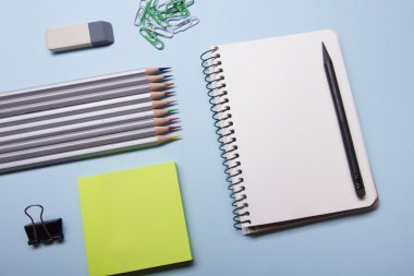 Ofis resepsiyon masası malzemeleri en iyi manzaralı. Not Defteri, kalem ve renkli kağıt. Metin için yer kopyalayın