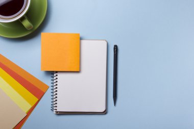 Ofis resepsiyon masası malzemeleri en iyi manzaralı. Not Defteri, kalem ve renkli kağıt. Metin için yer kopyalayın