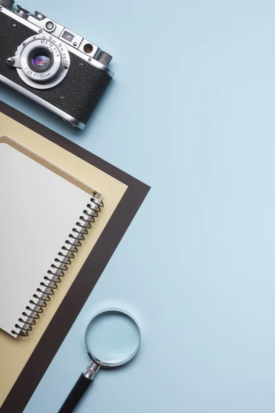 Toerisme, reizen concept. Office Bureau tafel met Blocnote, camera en benodigdheden. Bovenaanzicht. Ruimte voor tekst kopiëren. — Stockfoto