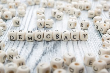 Ahşap blok yazılı demokrasi kelime. Ahşap Abc