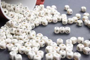 SSS kelime ahşap blok üzerinde yazılı. Ahşap Abc