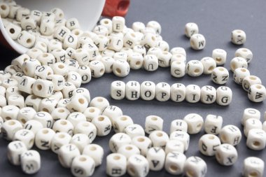 ahşap arka plan üzerinde alışveriş metin. Ahşap Abc