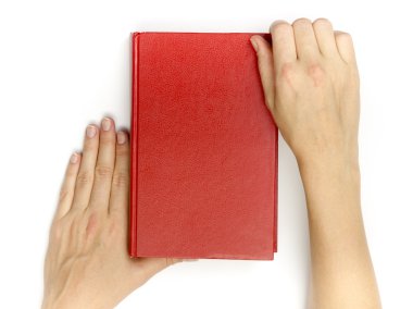 Beyaz zemin üzerine kırmızı ciltli kitap el ele tutuşur