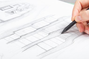 Mimar, planlar üzerinde çalışıyor. Mimarlar işyeri - mimari proje, planlar, cetvel, hesap makinesi, dizüstü bilgisayar ve bölücü pusula. İnşaat konsepti. Mühendislik araçları