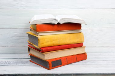 Açık kitap, ahşap masadaki ciltli kitaplar. Okula dönelim. Boşluğu kopyala