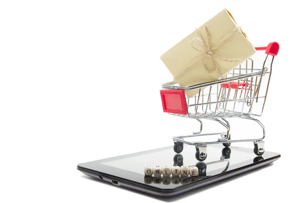 Концепция покупок онлайн - Пустая корзина, ноутбук и планшетный компьютер, смартфон изолирован на белом фоне. Копирование текста . — стоковое фото