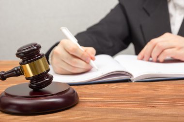 Lawyew çalışıyor. Noter onun işyerinde belge imzalama.