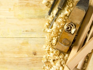 Talaş ile ahşap masa üstünde alet marangoz. Craftperson işyeri Üstten Görünüm