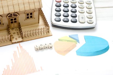 Model ev, konut yapı, inşaat planı hesap makinesi. Emlak kavramı. Üstten Görünüm.