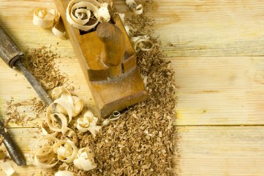 Talaş ile ahşap masa üstünde alet marangoz. Craftperson işyeri Üstten Görünüm