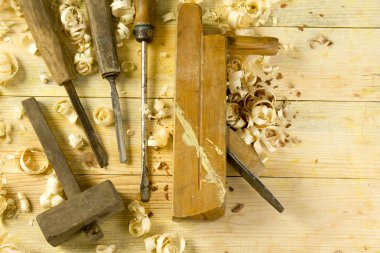 Talaş ile ahşap masa üstünde alet marangoz. Craftperson işyeri Üstten Görünüm