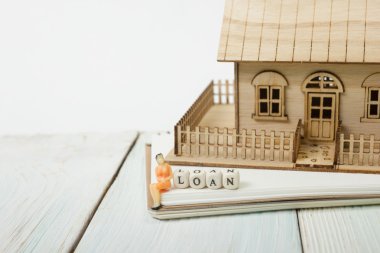 Tahta bloklar kredi sözcüğün yazımını ve tablo modeli ev