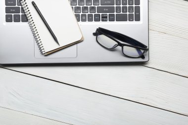 Ofis resepsiyon masası malzemeleri ve gözlük. Üstten Görünüm. Metin için yer kopyalayın