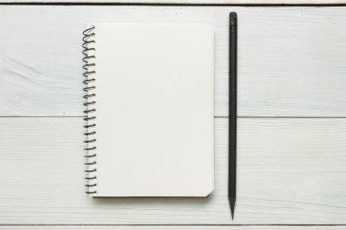 Ofis resepsiyon masası malzemeleri ve crumled kağıt ile. Üstten Görünüm. Metin için yer kopyalayın