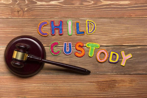 Rechter hamer en kleurrijke brieven met betrekking tot de bewaring van het kind, familierecht concept. — Stockfoto