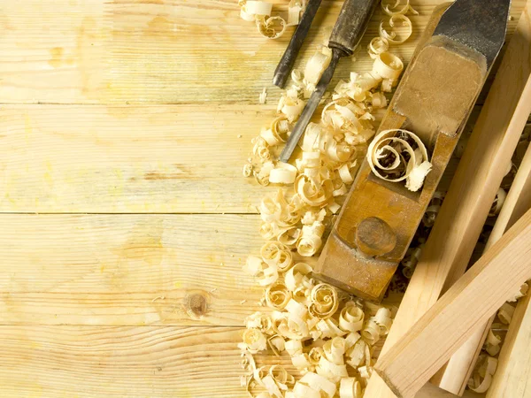 Zimmermannswerkzeug auf Holztisch mit Sägemehl. Handwerker-Arbeitsplatz von oben — Stockfoto