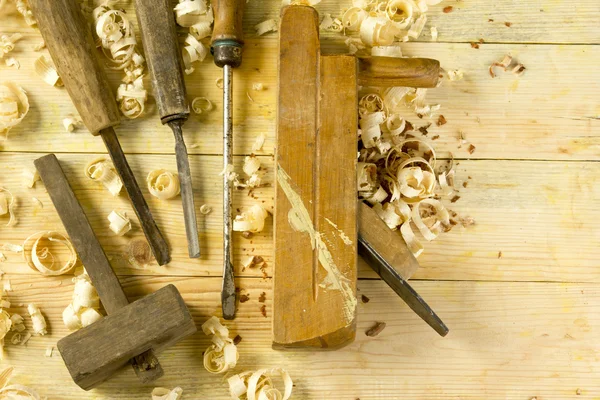 Talaş ile ahşap masa üstünde alet marangoz. Craftperson işyeri Üstten Görünüm