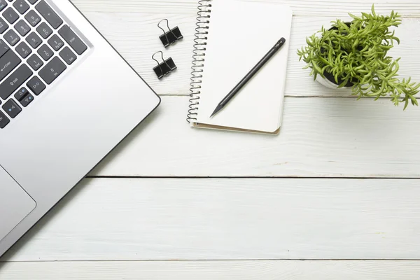 Mesa de escritório com computador, suprimentos, flor. Vista superior. Espaço de cópia para texto — Fotografia de Stock