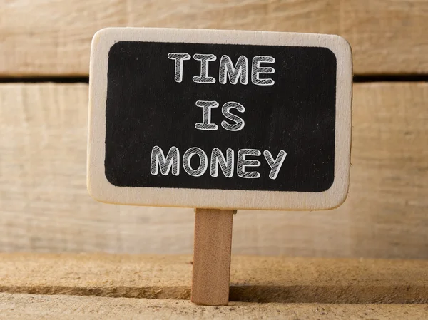 Waktu adalah konsep uang. Tanda kayu pada latar belakang kayu — Stok Foto