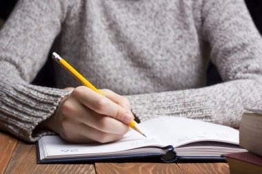 kalem defter üzerinde yazma ile eller