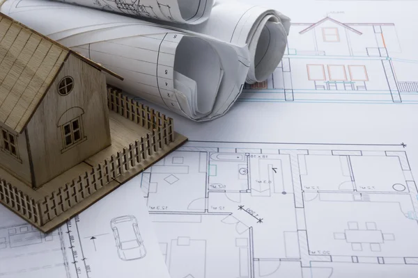 房地产概念。建筑师的工作场所。建筑项目、 图纸、 蓝图卷和模型房子的计划。顶视图。建设背景。工程工具. — 图库照片