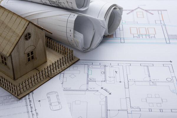 Концепция недвижимости. Рабочее место архитектора. Архитектурный проект, чертежи, чертежи и типовой дом по планам. Вид сверху. Строительный фон. Инструменты
.
