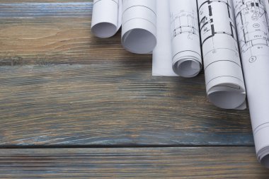 Mimar worplace üstten görünüm. Mimari Proje, taslakları, blueprint rulo ahşap Resepsiyon masasında. İnşaat arka plan. Mühendislik araçları. Kopya alanı