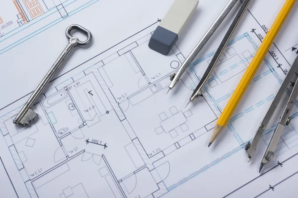 Architekt Worplace Draufsicht. Architekturprojekt, Blaupausen, Blaupausen und Trennkompass, Schlüssel, Bleistiftkarte auf Plänen. Hintergrund der Bauarbeiten. Technische Hilfsmittel. Kopierraum — Stockfoto