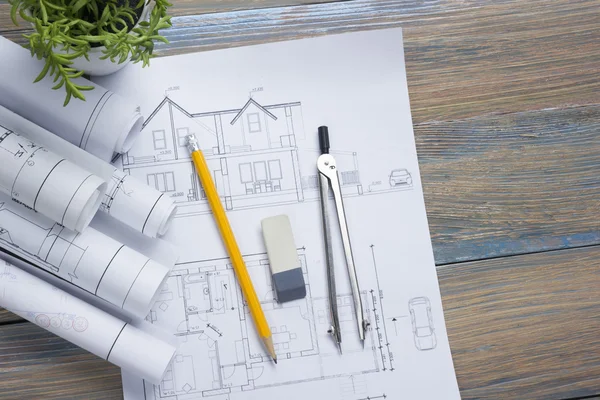 Arquiteto worplace vista superior. Projeto arquitetônico, plantas, rolos de planta e bússola divisor, paquímetros na mesa de mesa de madeira vintage. Fundo de construção. Ferramentas de engenharia. Espaço de cópia — Fotografia de Stock