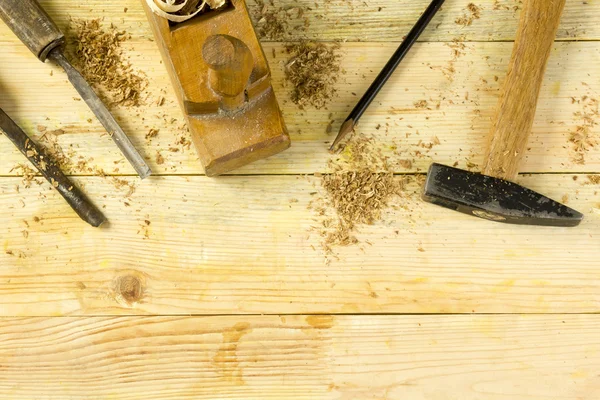 Ξυλουργός εργαλεία σε ξύλινο τραπέζι με πριονίδι. Κάτοψη της Craftperson στο χώρο εργασίας — Φωτογραφία Αρχείου