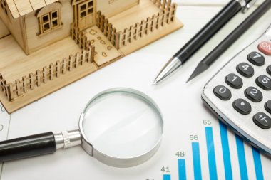 Model ev, konut yapı, inşaat planı hesap makinesi. Emlak kavramı. Üstten Görünüm.