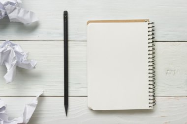 Ofis resepsiyon masası malzemeleri ve crumled kağıt ile. Üstten Görünüm. Metin için yer kopyalayın
