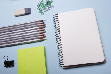 Ofis resepsiyon masası malzemeleri en iyi manzaralı. Not Defteri, kalem ve renkli kağıt. Metin için yer kopyalayın