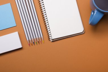 Ofis Masaları temini ve kahve Kupası ile. Yukarıdan görüntüleyin. Metin için yer kopyalayın