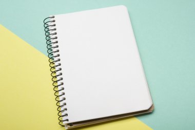 Ofis resepsiyon masası malzemeleri en iyi manzaralı. Not Defteri, kalem ve renkli kağıt. Metin için yer kopyalayın