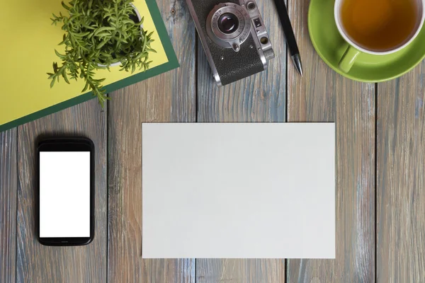 Toerisme, reizen concept. Office Bureau tafel met Blocnote, camera en benodigdheden. Bovenaanzicht. Ruimte voor tekst kopiëren. — Stockfoto