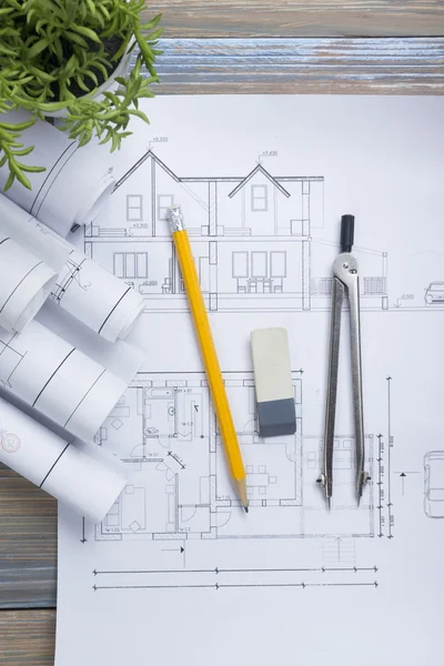 建築家 worplace 平面図です。建築計画、設計図、青写真ロールと分周器コンパス ノギス ビンテージ木製デスク テーブルの上。建設の背景。エンジニア リング ツールです。コピー スペース — ストック写真