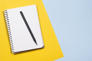 Ofis resepsiyon masası malzemeleri en iyi manzaralı. Not Defteri, kalem ve renkli kağıt. Metin için yer kopyalayın