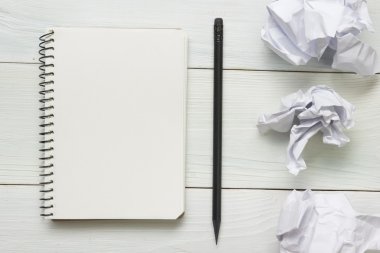 Ofis resepsiyon masası malzemeleri ve crumled kağıt ile. Üstten Görünüm. Metin için yer kopyalayın