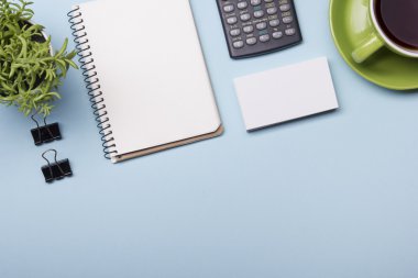 Ofis Masaları temini ve kahve Kupası ile. Yukarıdan görüntüleyin. Metin için yer kopyalayın
