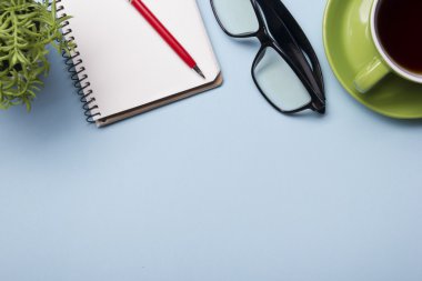 Ofis Masaları temini ve kahve Kupası ile. Yukarıdan görüntüleyin. Metin için yer kopyalayın