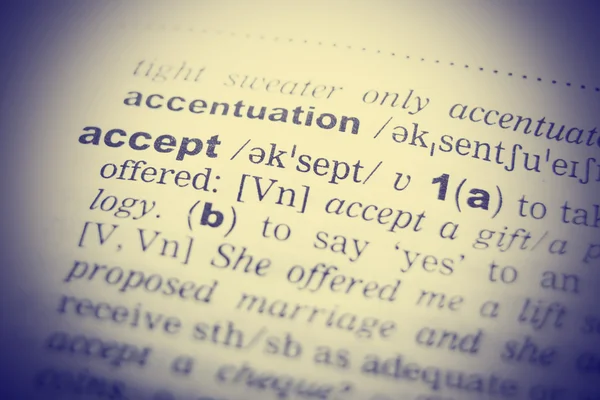 Close-up van de Engelse woordenlijst pagina met Word accept — Stockfoto