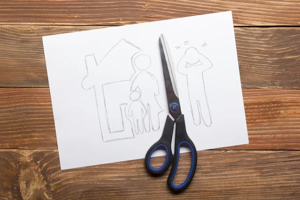 Aile Hukuku kavramı. Yasal yollarla özelliğiyle boşanma bölümü. Makas kesim kağıt