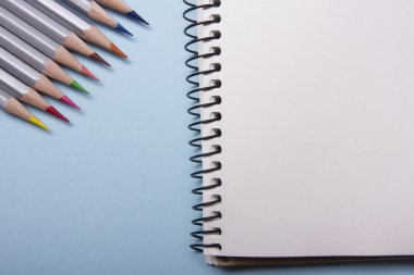 Ofis resepsiyon masası malzemeleri en iyi manzaralı. Not Defteri, kalem ve renkli kağıt. Metin için yer kopyalayın