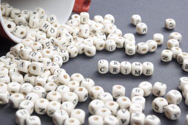 Ahşap blokta yazılı suç kelimesi. Ahşap Abc