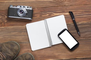 Seyahat, tatil kavramı. Kamera ve kaynakları ofis ahşap resepsiyon masası üzerinde. Metin kopyalama yeri olan Üstten Görünüm