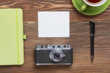 Seyahat, tatil kavramı. Kamera ve kaynakları ofis ahşap resepsiyon masası üzerinde. Metin kopyalama yeri olan Üstten Görünüm