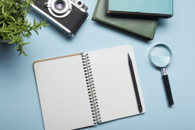 Turizm, seyahat kavramı. Ofis resepsiyon masası not defteri, kamera ve malzemeleri ile. Üstten Görünüm. Metin için yer kopyalayın.